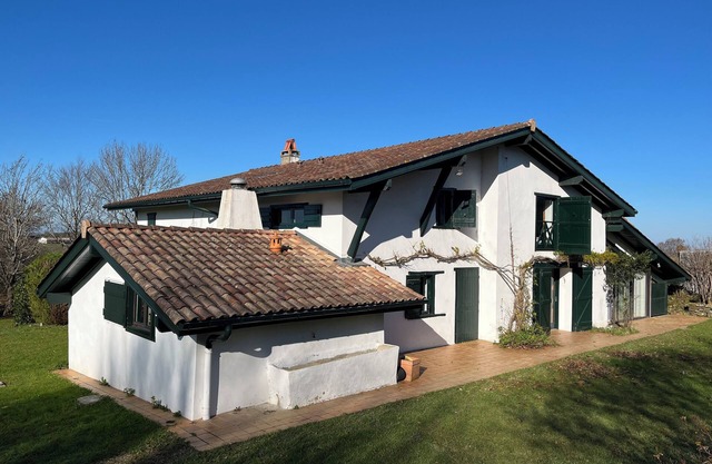 Renovated Basque farmhouse with swimming pool in an idyllic setting