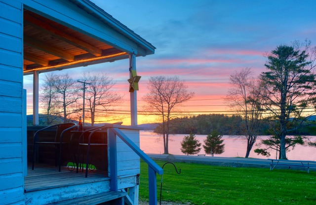 Renovated Bungalo Village Cottage on Crystal-Clear Newfound Lake
