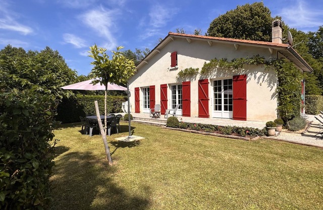 Renovated country house with swimming pool sleeps 9