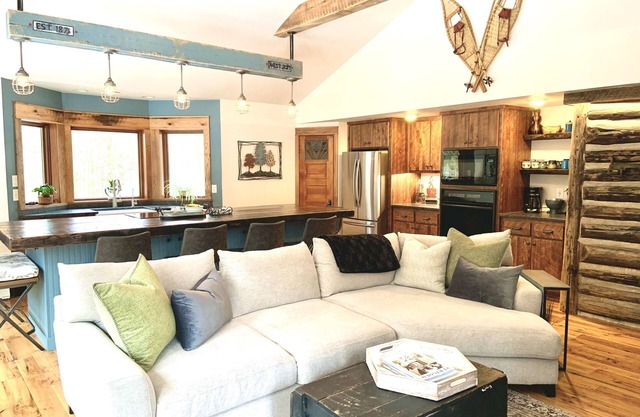Renovated Charming Log Cabin on 4 Acres in Jacksonport