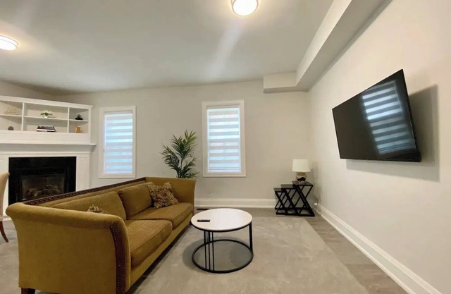 Renovated & Chic Maple Heritage Home