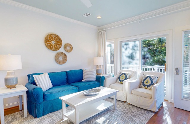 Renovated corner condo with tropical balcony, pool, AC & W/D - walk to beach
