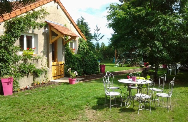 Renovated Cottage with Shared Pool, Bikes & Games in Moulins