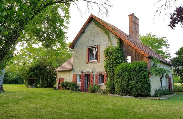 Renovated country house, 8 km from Bourges, all comforts