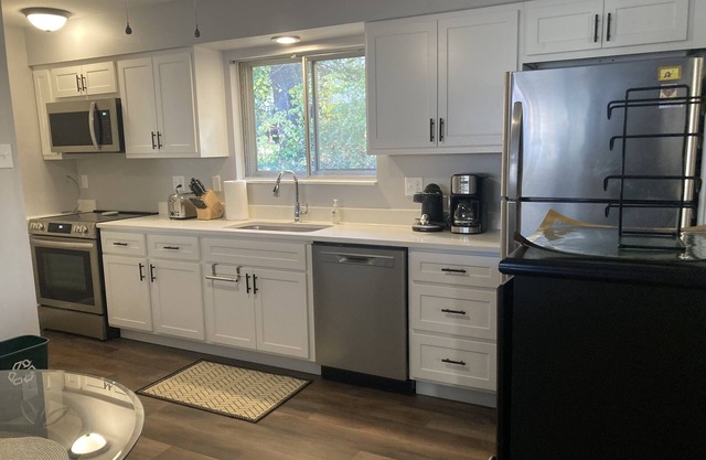 Renovated Cozy 3 Bd/2 Bth Home, Close to Forest Park, Zoo, Minutes from Downtown