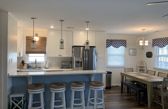 Renovated family-friendly home with sunset views! 2 blocks to beach
