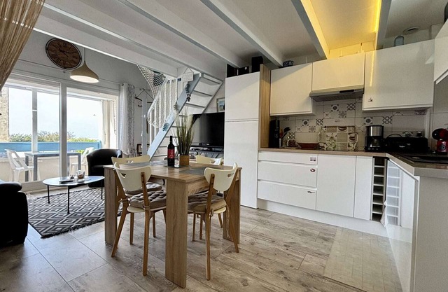 Renovated duplex with sea view, near port and beach, parking included