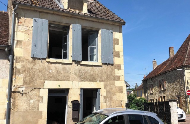 RENOVATED GITE 180 KM - PARIS.Etape N. 7. 2 bedrooms, 2 bathrooms, garden, parking.