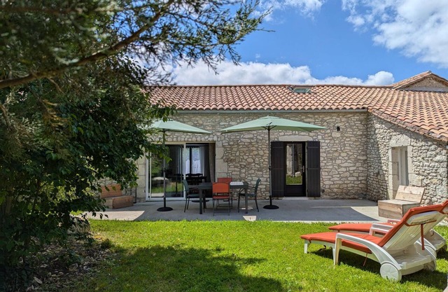 Renovated house, private garden, near Bergerac
