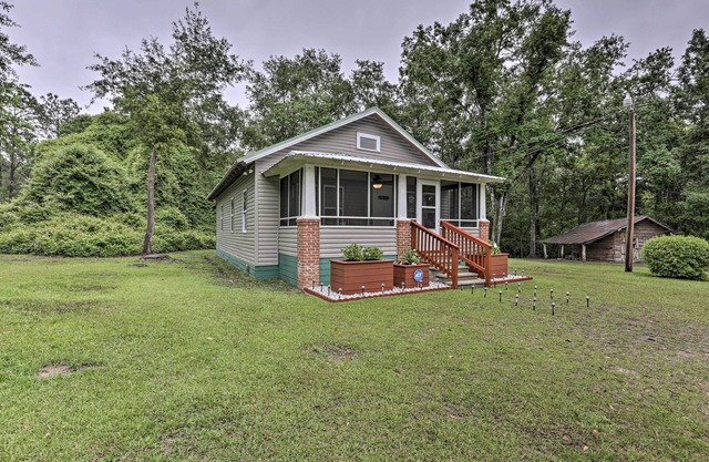 Renovated Home w/Screened-In Patio on Hwy 90!