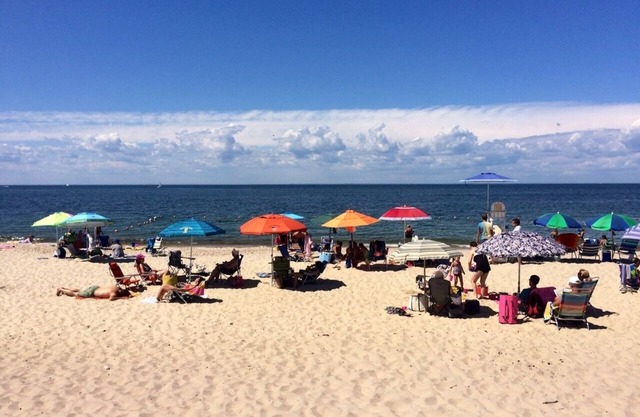Renovated Leisurama, steps to beach, open and airy.