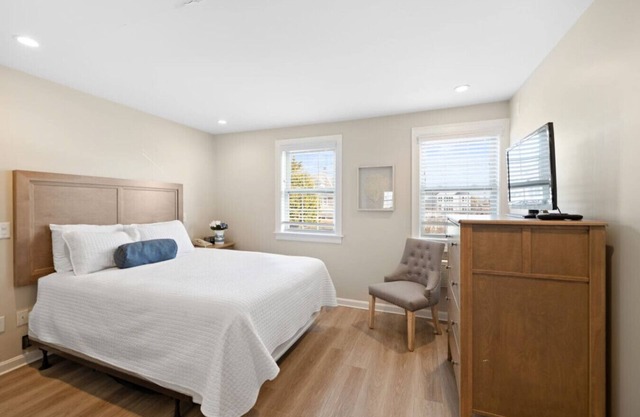 Renovated Queen Room Near the Beach (310)