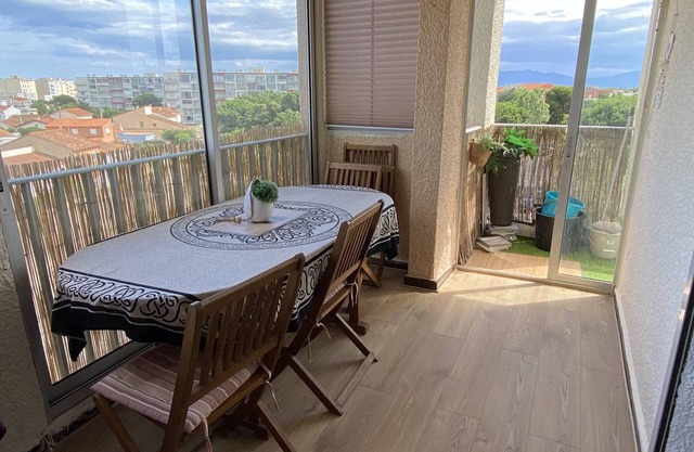 Renovated quiet apartment near the beach with WiFi and private parking
