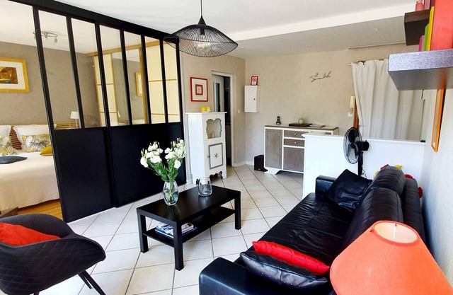 Renovated, quiet and sunny apartment with large courtyard and tennis lake 5 mins