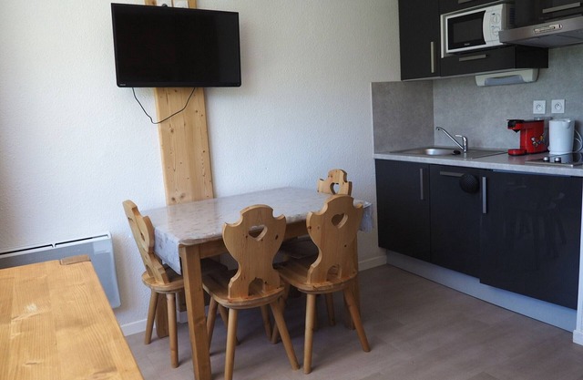 Renovated Studio near Slopes with Balcony, Sleeps 3