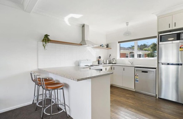 Renovated Takapuna 2BR Apt l Parking l Skytower