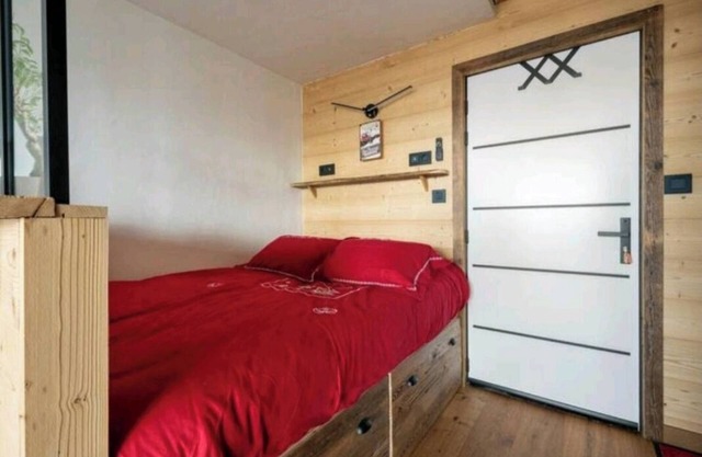RENOVATED VILLAGE CENTER BRIGHT BALCONY MOUNTAIN VIEW