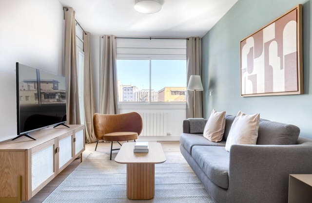 Renovated Vila Olimpica del Poblenou 3BR w/Balcony, by Blueground