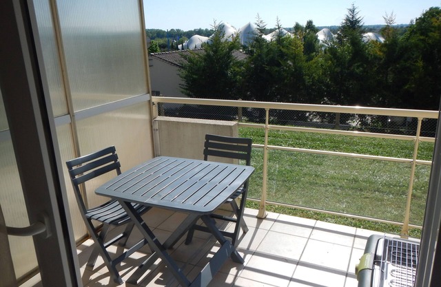 Rent furnished 800 m from the thermal baths and 80 m from the West Indies of JONZAC