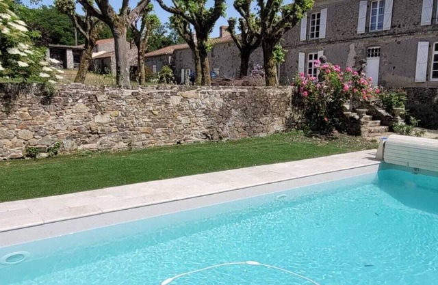 Rent large house with swimming pool Vendée, near Puy du Fou 13 sleeps