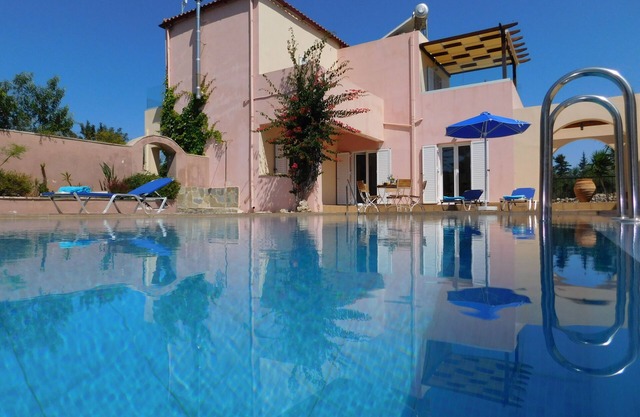 Rent with either 2 or 4 bedrooms, Large Pool, Total Privacy, Lovely Garden.