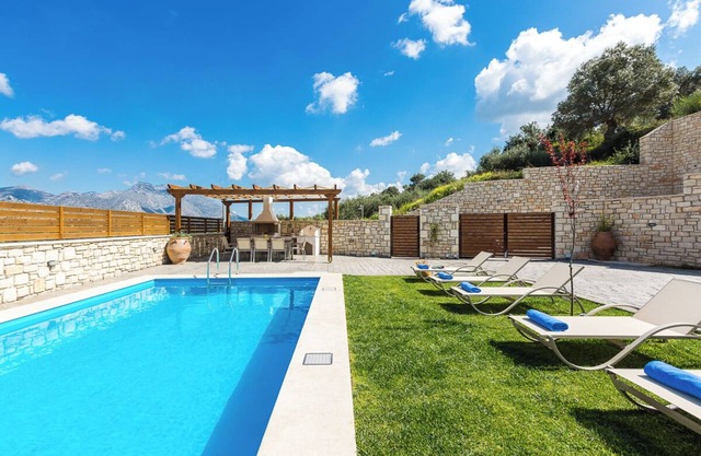 Renta Villa Georgios, with Pool, BBQ & Playground, Close to the beach