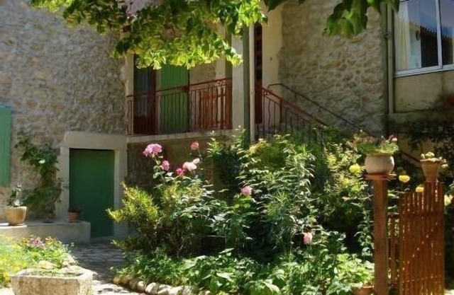 Rental apartment in provencal farmhouse, in the countryside (laurels)