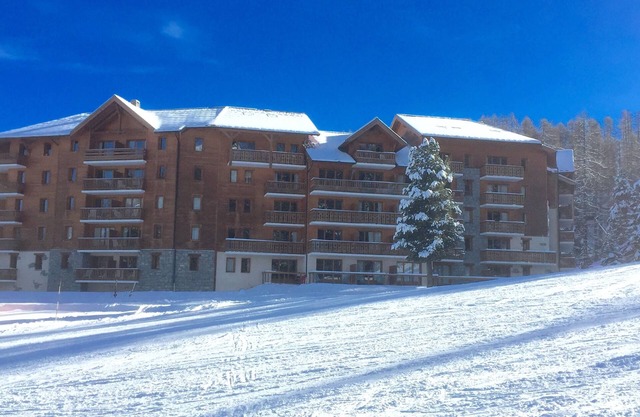 Residence on the slopes with heated outdoor pool