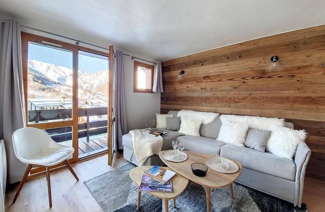 Resort center, 5th floor, view mountain, balcony, tv, ski locker, 46m², Saint Martin de Belleville