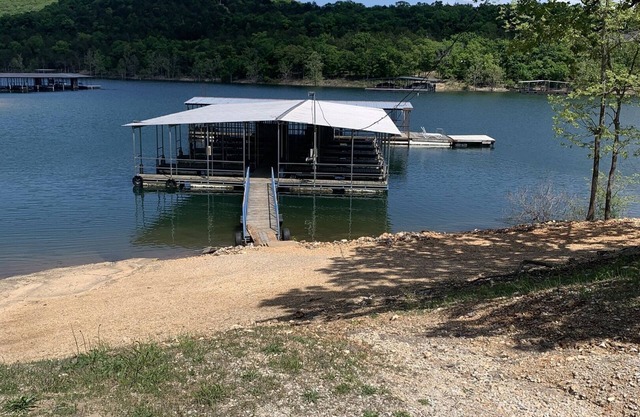 Resort 2bdrm condo on Table Rock Lake, by SDC!