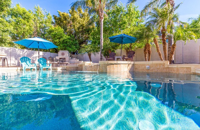 Resort Backyard Heated Pool & Jacuzzi with downstair suite