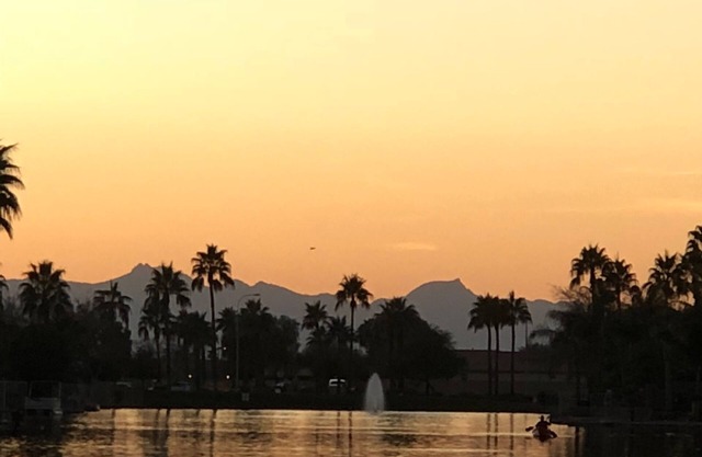 Resort Living! Quiet Lakefront Home. Pool, large shaded patio, fishing, sleeps 9