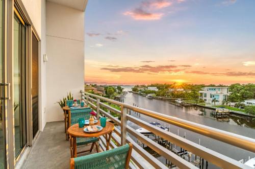 Resort Pool & Spa, Fitness Center, Pet Friendly, Waterfront Condo in Downtown!