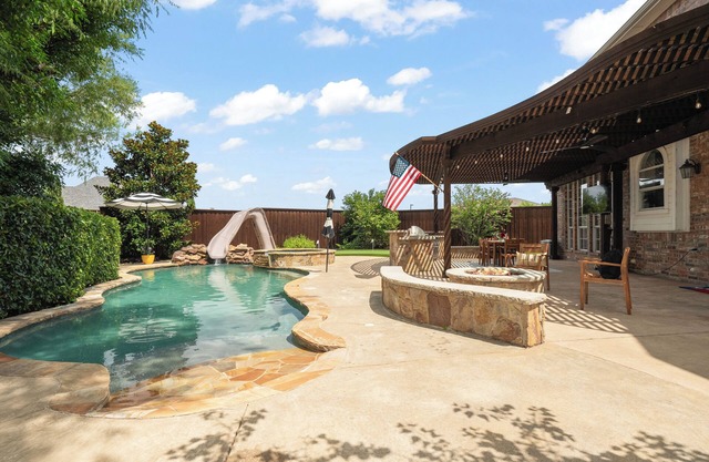 Resort Style Hot tub+ Heated Pool, Family Friendly Backyard, Putting Green & Theater Room