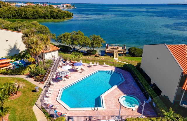 Resort style Living 1/1 Condo with pool and 10 mins to the Beach