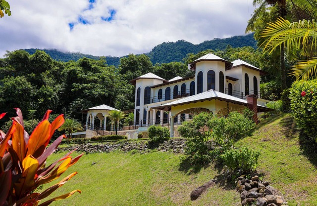 Resort style Villa with amazing Pool and Gardens!