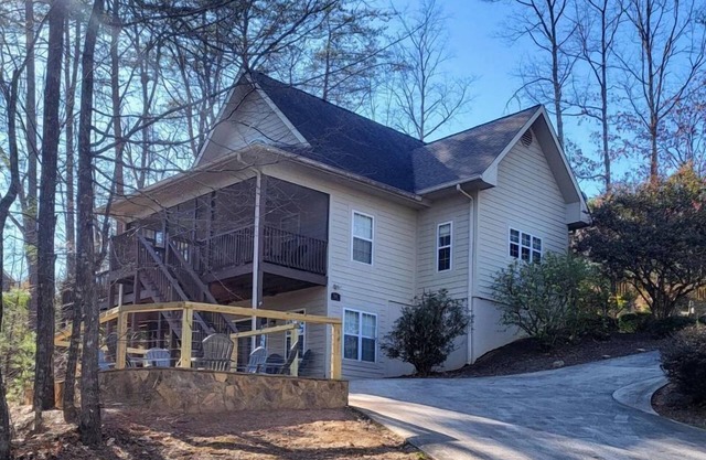 Rest and Be Thankful - Modern Family Retreat w/Hot tub Near Downtown Helen