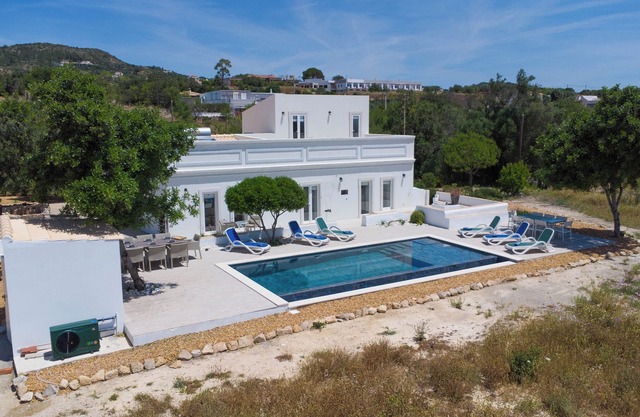 Restored Country Manor ,V4, salt water heated pool, large gardens, sea views