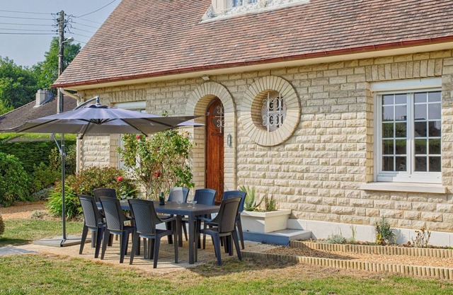 Retro house with garden and 5 bedrooms in Merville-Franceville-Plage