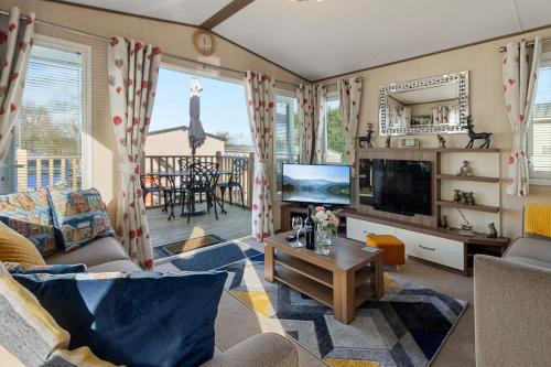 Retreat at the Lake - Fishing Lakes, Heated Outdoor Swimming Pool 500yrds on Sister Park