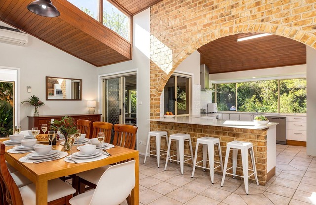 Retreat on Pebble - walk to the beach, a large pet friendly family home