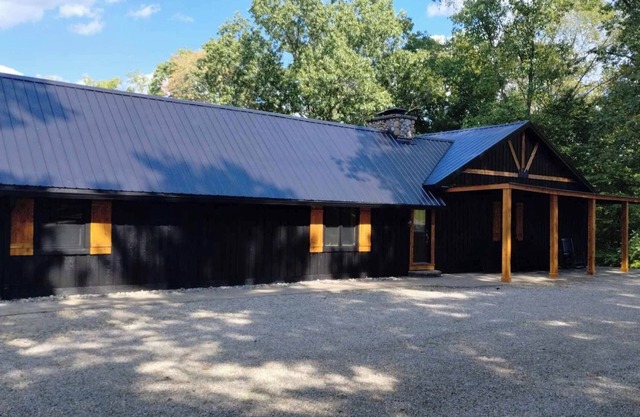 Retreat on the Ridge in Hocking Hills-Beautiful cabin 5 miles to Rock House