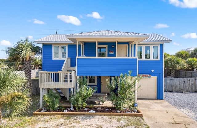 Retro beach house, 4-min walk to sand, bay views, bunk beds, pirate playset.