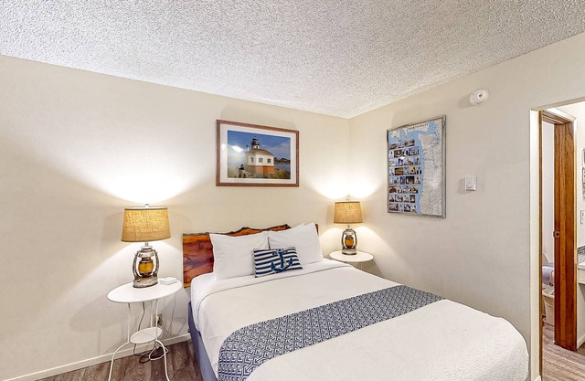 Retro beach room near downtown with fast WiFI - walk to shops & eateries