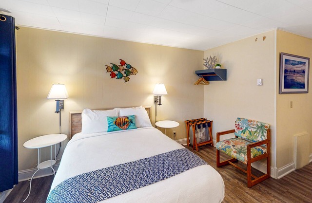 Retro beach room with fast WiFI - walk to downtown shops & restaurants
