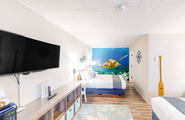 Retro-fun beach suite near beach with fast WiFI - walk to downtown shops