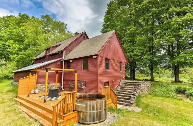 Retro Hideaway w/Cedar Hot Tub & Games