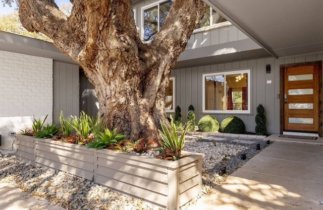 Retro Luxury Oasis: Pool, Spa & Game Rooms