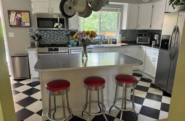 Retro modern house with Pool, AC, great patio, stocked kitchen - No cleaning fee