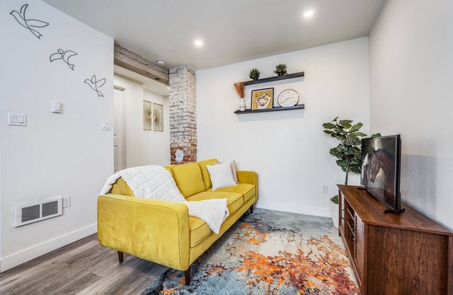 Retro Modern Suite - 1b/Full Kitchen/Office/Private Backyard/Mt.Rainier/DT
